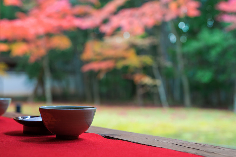 縁側においてある湯飲み